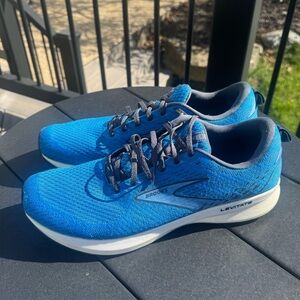 Brooks Levitate 5 athletic shoes. Beautiful condition. 
Looks almost brand new!